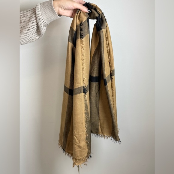 Authentic BURBERRY BEIGE/BLACK CHECK FRAYED EDGE SCARF✨ - Picture 1 of 7